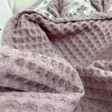 Дитячий вафельний рушник-куточок 70х70 см "Зайчики" ліловий