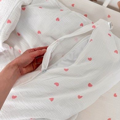 Муслінова постіль для дівчинки в ліжко 120х60 см з підковдрою 120х90 см Oh My Kids "Pink Hearts" рожевий