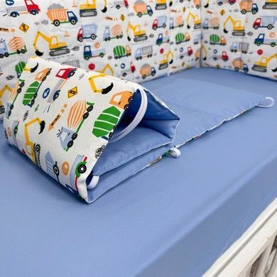 Бортики тонкі 1 шт 120 см + 2 шт по 60 см у дитяче ліжечко Oh My Kids "Різнокольорові будівельні машинки" сатин блакитний
