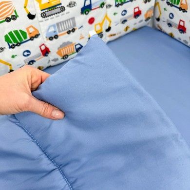 Бортики тонкі 1 шт 120 см + 2 шт по 60 см у дитяче ліжечко Oh My Kids "Різнокольорові будівельні машинки" сатин блакитний