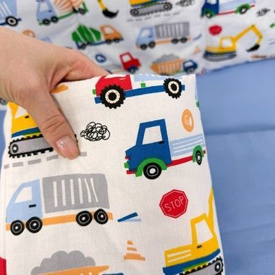 Бортики тонкі 1 шт 120 см + 2 шт по 60 см у дитяче ліжечко Oh My Kids "Різнокольорові будівельні машинки" сатин блакитний