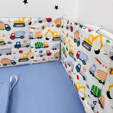 Бортики тонкі 1 шт 120 см + 2 шт по 60 см у дитяче ліжечко Oh My Kids "Різнокольорові будівельні машинки" сатин блакитний