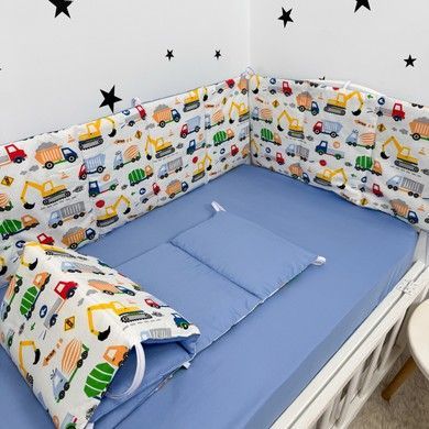 Бортики тонкі 1 шт 120 см + 2 шт по 60 см у дитяче ліжечко Oh My Kids "Різнокольорові будівельні машинки" сатин блакитний