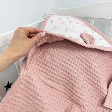 Дитячий натуральний вафельний рушник 70х70 см для дівчинки "Hearts" пудровий