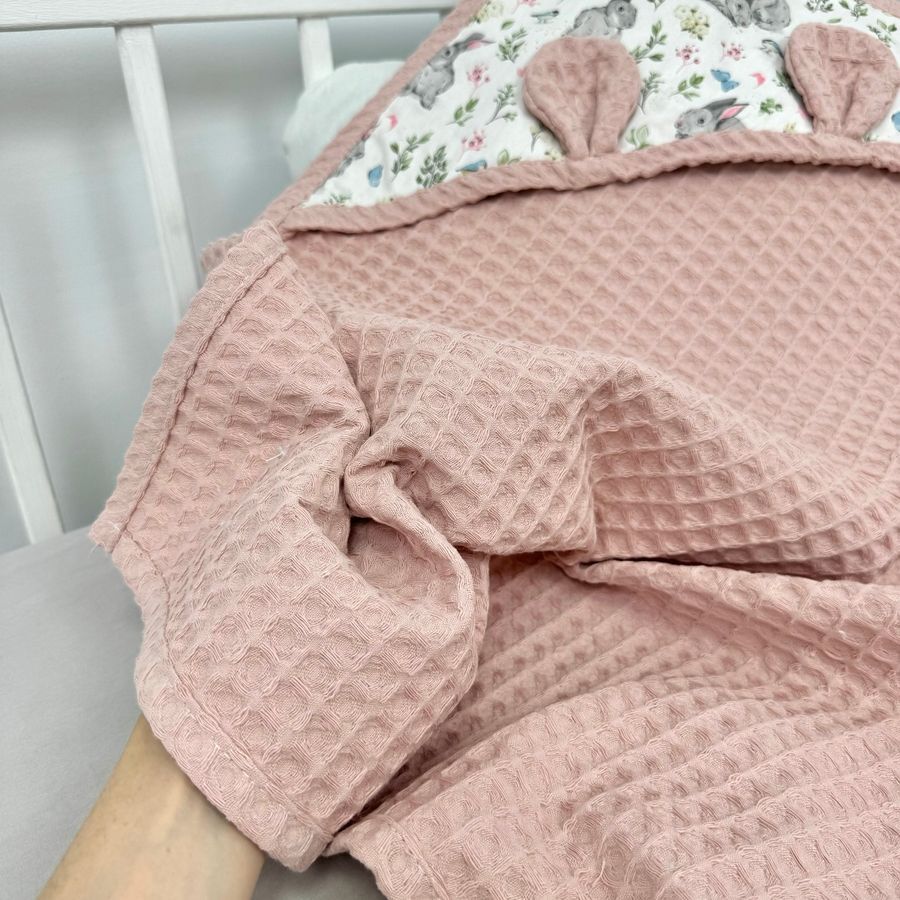 Детское вафельное полотенце с уголком 70х70 см для девочки "Зайки" пудровый