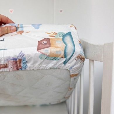 Детская простыня на резинке в кровать 120х60 см Oh My Kids "Паровозики" для мальчика, голубой