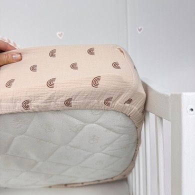 Дитяче муслінове простирадло на гумці 120х60 см Oh My Kids "Beige Rainbows" 100% бавовна